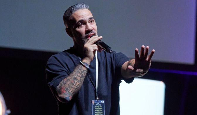 Bushido steht bei einem Live-Podcast im Admiralspalast auf der Bühne.