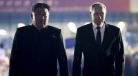 Kim Jong Un (l.) soll Wladimir Putin im Krieg gegen die Ukraine mit schlecht ausgebildeten Soldaten unterstützen.