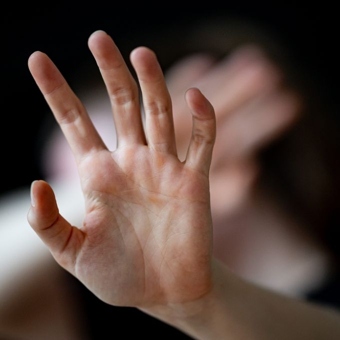 Behindertes Mädchen (16) von Cousin monatelang vergewaltigt