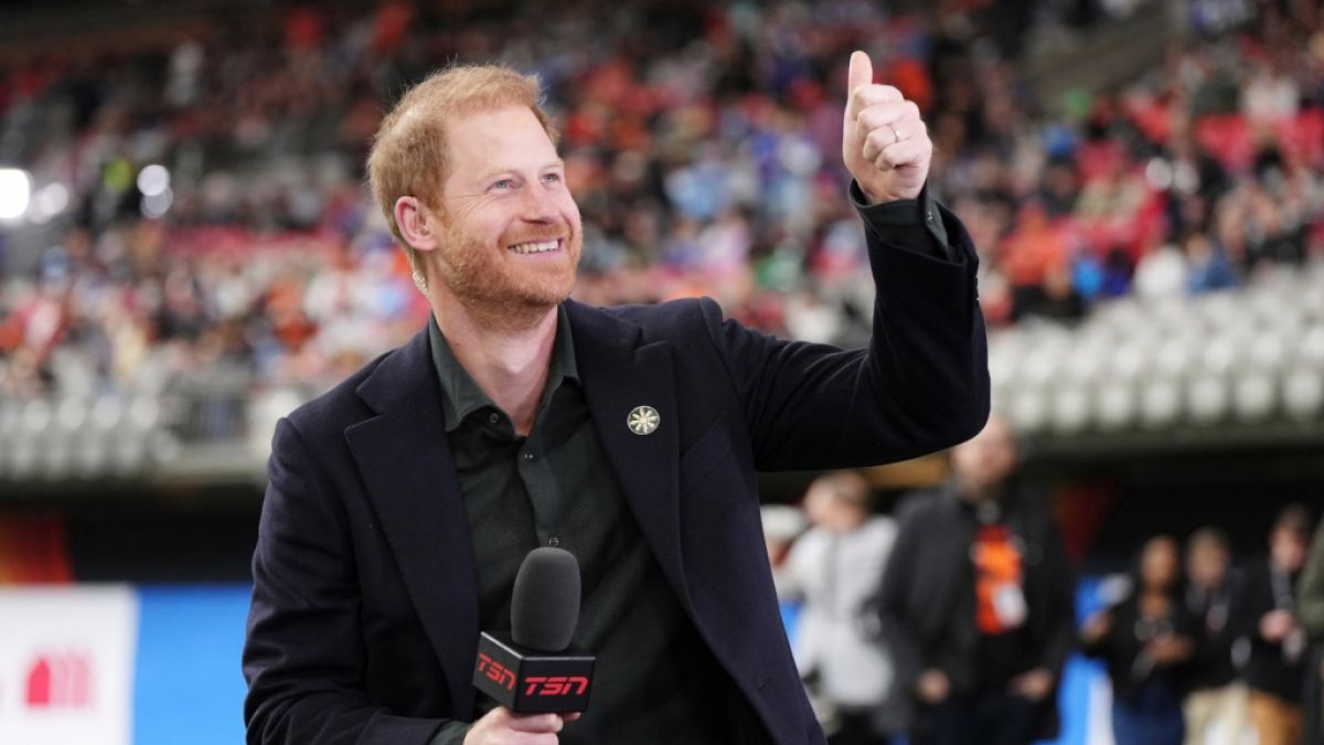 So locker und fröhlich wie bei einem Football-Spiel im kanadischen Whistler hat man Prinz Harry lange nicht gesehen. (Foto)