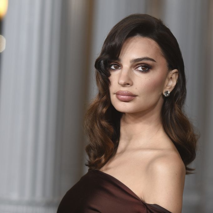 Im zerfetzten Pullover lässt Emrata verdammt tief blicken