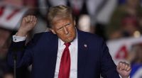 Donald Trump tanzt im Oktober 2024 bei einer Wahlkampfveranstaltung im McCamish Pavilion in Atlanta.