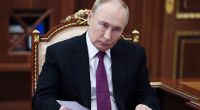 Immer wieder machen Gerüchte die Runde, Wladimir Putin sei unheilbar krank, längst verstorben oder durch Doppelgänger ersetzt worden.