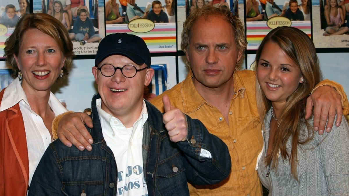 Mit Petra Zieser, Uwe Ochsenknecht und Nina Szeterlak stand Bobby Brederlow für den Film "Tollpension" vor der Kamera - nun ist der Schauspieler im Alter von 63 Jahren gestorben. (Foto)