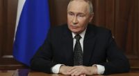 Dass sich Wladimir Putins Hände während einer Video-Ansprache acht Minuten lang nicht bewegen, schürt in den sozialen Netzwerken wilde Gerüchte.