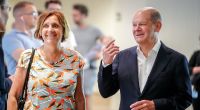 Olaf Scholz wartet mit seiner Frau Britta Ernst in einer Schlange in seinem Wahllokal, um seine Stimme bei der Europawahl 2024 abzugeben.