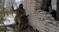 Dass ukrainische Soldaten (hier auf einem Übungsplatz in Charkiw) in ihrem eigenen Land von Nato-Bodentruppen unterstützt werden sollen, hält ein Militärexperte für eine gefährliche Idee.