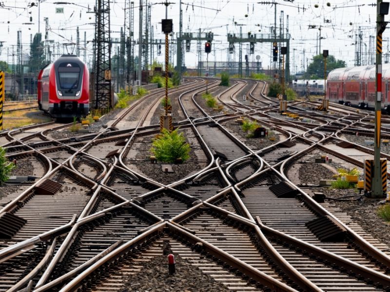 Bahn: Wichtige Bahnstrecke im Rheinland gesperrt – Zug evakuiert