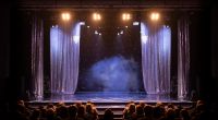 Der Schauspieler Julien Arnold erlitt während einer Vorstellung auf der Bühne einen medizinischen Notfall und starb trotz Reanimationsversuchen noch im Theater (Symbolfoto).