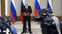 Bei einer Ansprache im kasachischen Astana hatte Wladimir Putin Probleme, seine zitternden Beine unter Kontrolle zu halten.