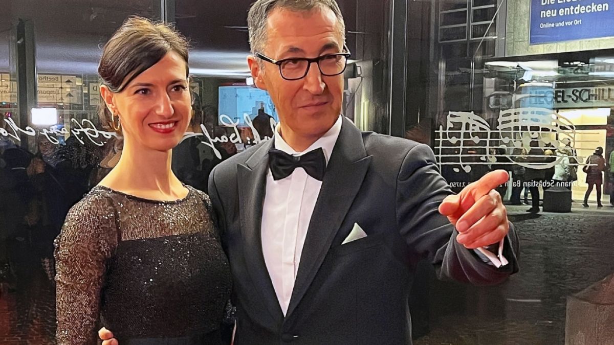 Cem &Ouml;zdemir mit seiner Partnerin Flavia Zaka beim Landespresseball 2024. (Foto)