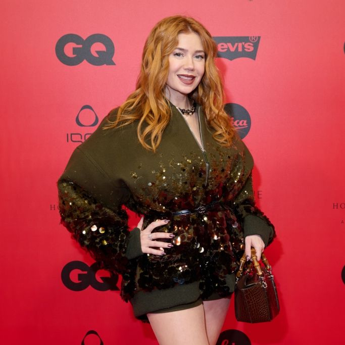 Im transparenten Latex-Kleid auf dem roten Teppich