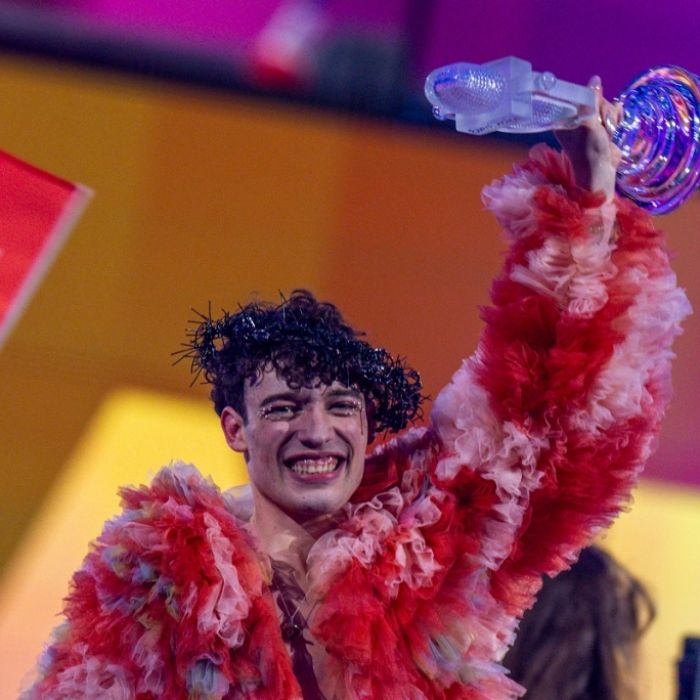 Nemo aus der Schweiz jubelt nach dem Gewinn im Finale des Eurovision Song Contest (ESC) 2024.
