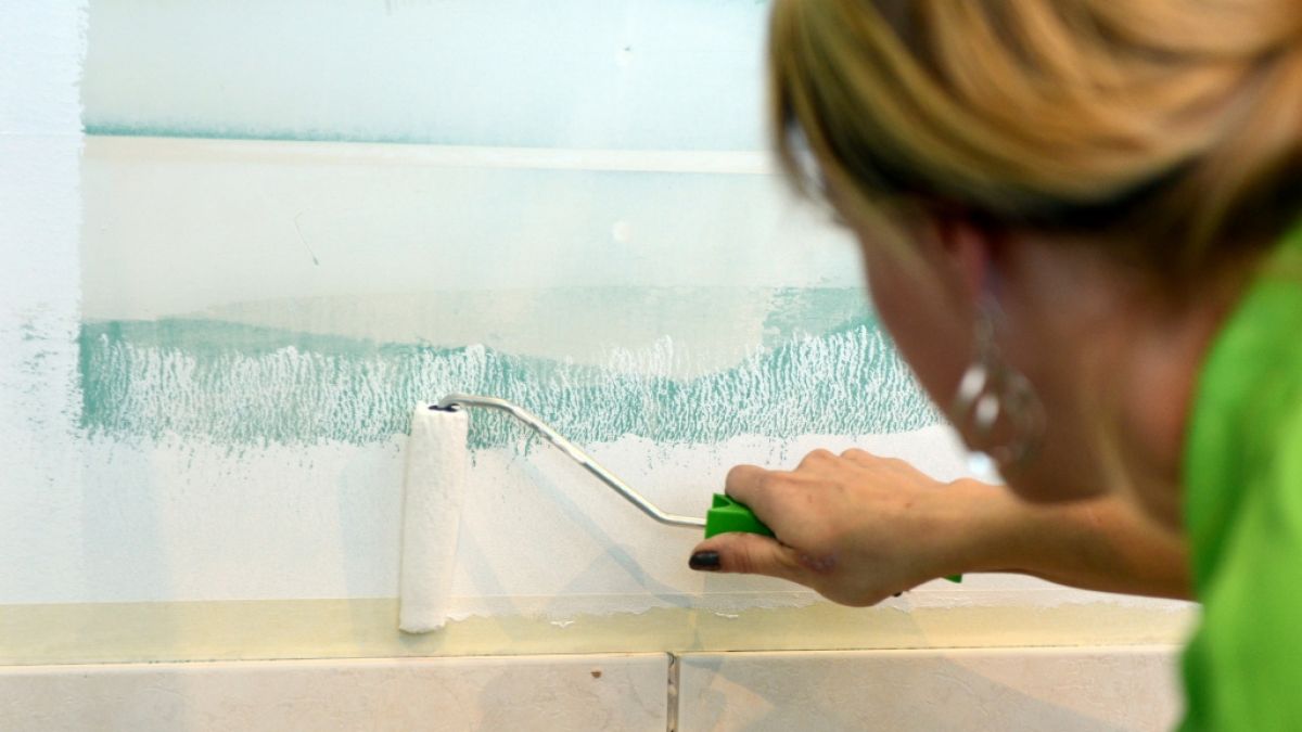 Eine Frau streicht eine Wand. (Archivbild) (Foto)