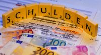 Junge Menschen sind besonders häufig Schuldner bei Klarna - und wenn die Eltern nicht zahlen können, hilft nur noch die Privatinsolvenz.