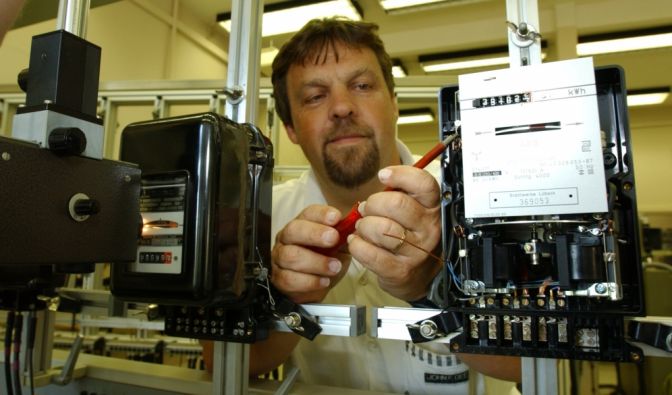 Test eines manipulierten Drehstromzählers (Archivbild).