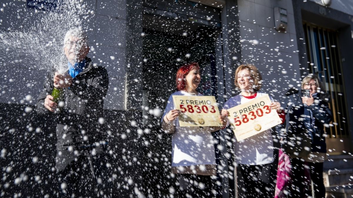 Da knallen die Korken: Wer bei "El Gordo" den Hauptgewinn abräumt, ist mit einem Schlag um 4 Millionen Euro reicher. Da knallen die Korken: Wer bei "El Gordo" den Hauptgewinn abräumt, ist mit einem Schlag um 4 Millionen Euro reicher. (Foto)