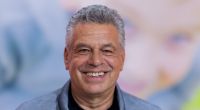 So sieht der heute 66-jährige Ex-Olympiasportler heute aus - mittlerweile hat er dem Schnauzer abgeschworen.