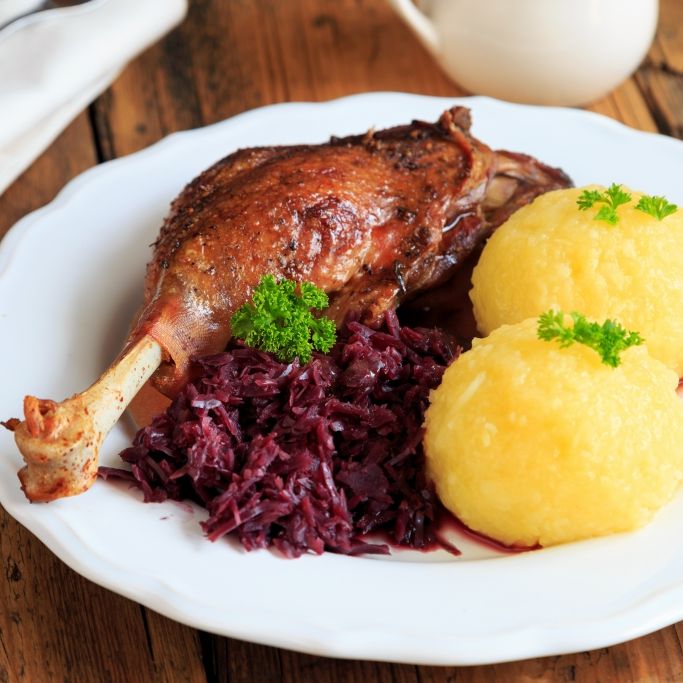 So einfach gelingt Ihnen das knusprige Geflügelgericht
