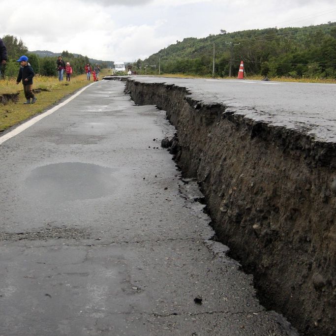Starke Erdbeben können Straßen und Gebäude beschädigen (Symbolbild).