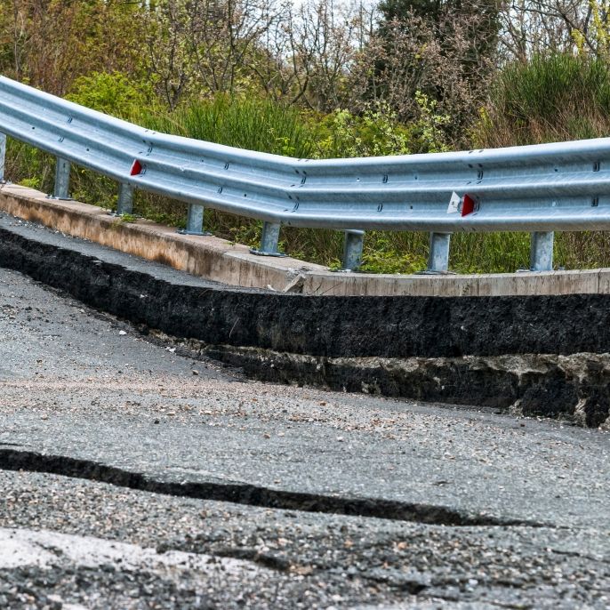 Starke Erdbeben können Schäden an Infrastruktur, wie Straßen anrichten (Symbolbild).
