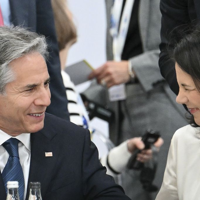 Turtelt sie mit US-Außenminister? Das sagt ein Körpersprachen-Experte