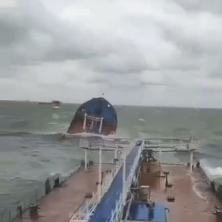 Putin-Schiff vor der Krim in zwei Teile zerbrochen - ein Toter geborgen