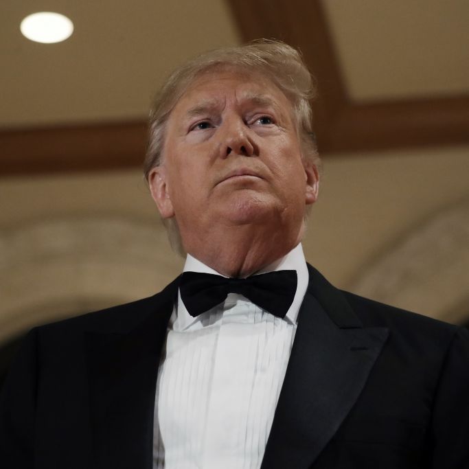 Video zeigt medizinischen Notfall - Trump-Vertrauter auf Bühne zusammengebrochen