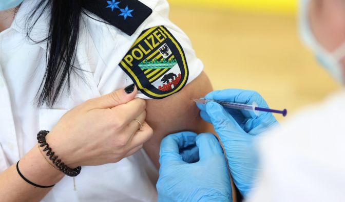 Eine Polizeibeamtin aus Sachsen-Anhalt wird gegen das Coronavirus geimpft. (Symbolbild)