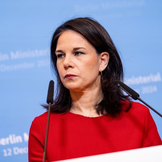 Außenministerin zwischen öffentlicher Kritik und tosendem Applaus