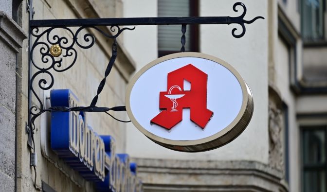 Ein Schild mit dem Logo der Apotheken in der Erfurter Innenstadt, Thüringen. (Symbolbild)