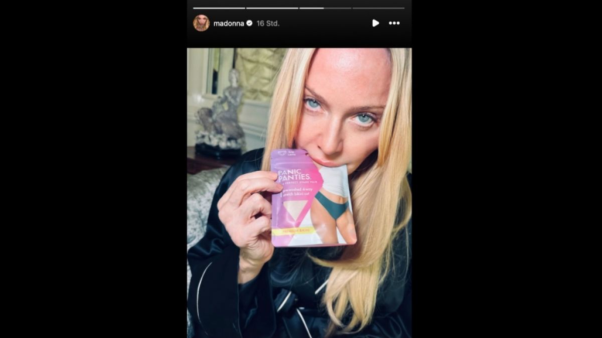 Madonna beißt in die Höschen-Packung. (Foto)