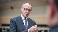 Friedrich Merz liegt im direkten Vergleich mit Scholz gleichauf.