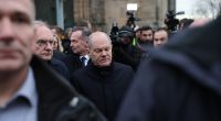 Bundeskanzler Olaf Scholz (Mitte) machte sich am Samstag ein Bild von der Lage in Magdeburg nach dem Anschlag auf dem Weihnachtsmarkt.