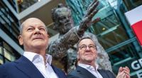 Die Umfrage-Ergebnisse für Bundeskanzler Olaf Scholz (l.) und Verteidigungsminister Boris Pistorius (r.) könnten aktuell kaum unterschiedlicher sein.