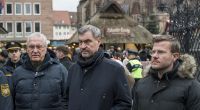 Bayerns Ministerpräsident Markus Söder (Mitte) besuchte gemeinsam mit Innenminister Joachim Herrmann (l.) und Nürnbergs Oberbürgermeister Marcus König (r.) den Christkindlesmarkt.