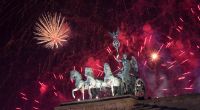 In Berlin wird zum Jahreswechsel traditionell ein farbenfrohes Silvesterfeuerwerk am Brandenburger Tor gezündet.