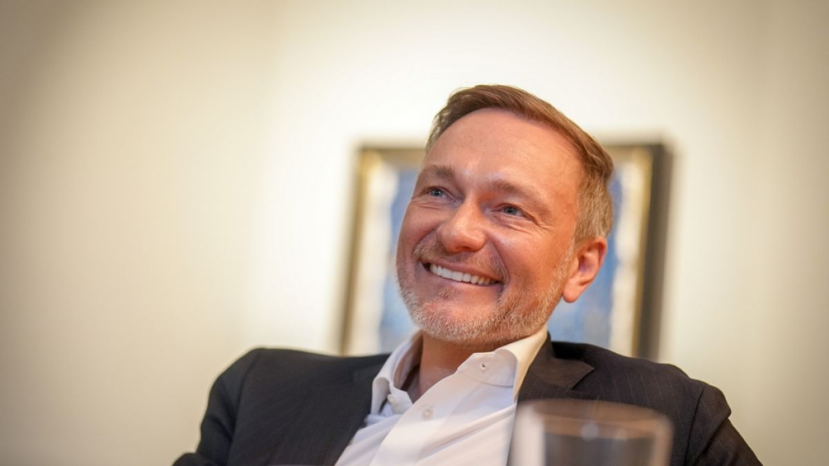 Trotz mieser Umfragewerte gibt sich Christian Lindner optimistisch. Auf Instagram begrüßt der FDP-Politiker das neue Jahr mit einem Liebes-Selfie. (Foto)