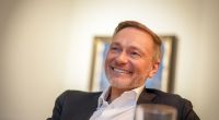 Trotz mieser Umfragewerte gibt sich Christian Lindner optimistisch. Auf Instagram begrüßt der FDP-Politiker das neue Jahr mit einem Liebes-Selfie.