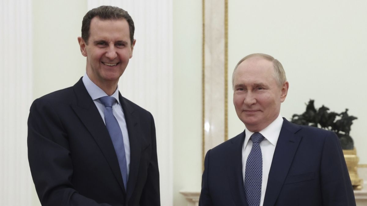 Baschar al-Assad und Waldimir Putin galten einst als enge Verbündete. Mittlerweile hat sich der Kreml jedoch von dem ehemaligen syrischen Machthaber distanziert. (Foto)