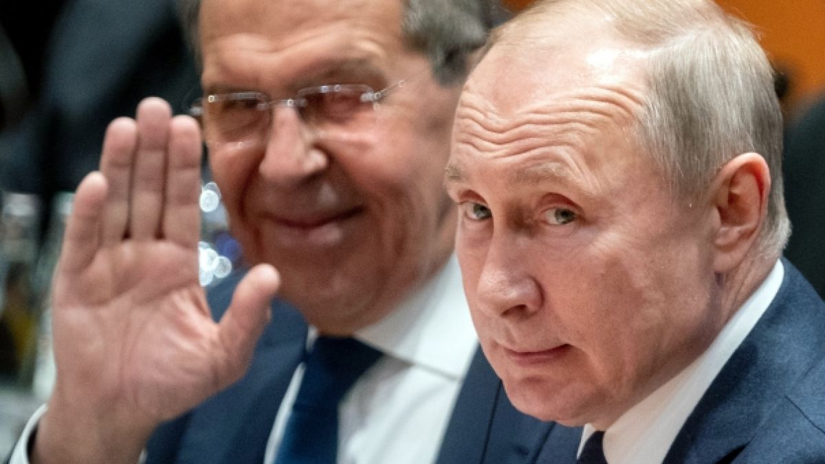 Aktuellen Enthüllungen zufolge ist Wladimir Putin, hier mit Russlands Außenminister Sergej Lawrow, an den umfangreichen Waffenvorräten der Taliban in Afghanistan interessiert. Aktuellen Enthüllungen zufolge ist Wladimir Putin, hier mit Russlands Außenminister Sergej Lawrow, an den umfangreichen Waffenvorräten der Taliban in Afghanistan interessiert. (Foto)