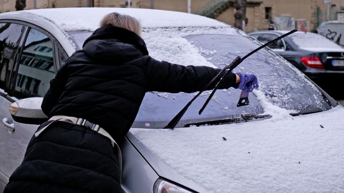 Selbst nach dem Eiskratzen bleibt oft lästiges Kondenswasser auf den Scheiben zurück - doch mit ein paar Kniffen lässt sich das verhindern. Selbst nach dem Eiskratzen bleibt oft lästiges Kondenswasser auf den Scheiben zurück - doch mit ein paar Kniffen lässt sich das verhindern. (Foto)