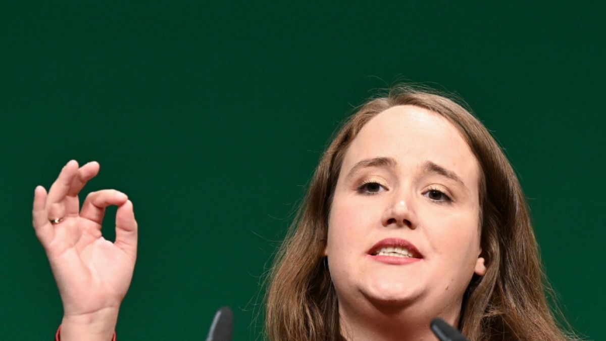 Ricarda Lang kritisiert Friedrich Merz für dessen ausgrenzenden Vorschlag in der Migrationsdebatte. (Foto)