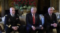 Donald Trumps (Mitte) Sondergesander für die Ukraine und Russland, Keith Kellogg (r.) hat seine Reise nach Kiew verschoben.