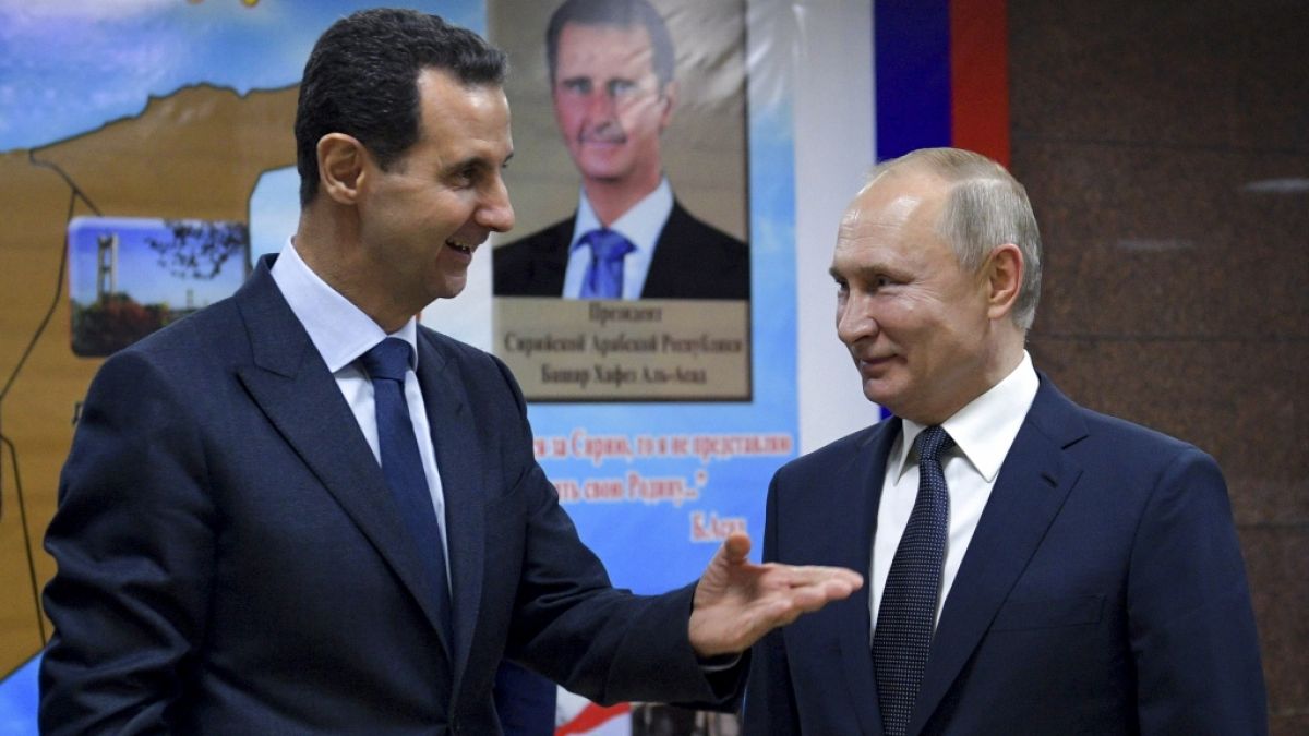 Seinen früheren Vertrauten Baschar al-Assad soll sich Wladimir Putin nach dem Umsturz in Syrien mit allen Mittel vom Hals halten, wie ein Insider behauptete. (Foto)