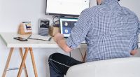 Schön von daheim arbeiten - da geht's auch mal in Jogginghose an den Schreibtisch. So soll künftig die Arbeitswelt der Generation Z aussehen.