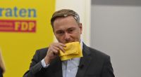 Christian Lindner wurde bei einem Wahlkampfauftritt mit einer Schaumtorte angegriffen.
