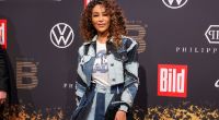 Verona Pooth ist von ihrem neuen Leder Kleid 