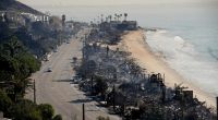 Nach dem Palisades-Feuer in Malibu, Kalifornien, schwelen die Häuser am Strand.