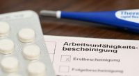 Normalerweise gehört eine Krankschreibung zu Ihrem guten Recht - doch bei zu passgenauer Terminierung wird der Arbeitgeber hellhörig.